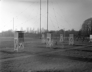 811566 Afbeelding van enkele thermometerhutten op het waarneemveld van het Koninklijk Nederlands Meteorologisch ...